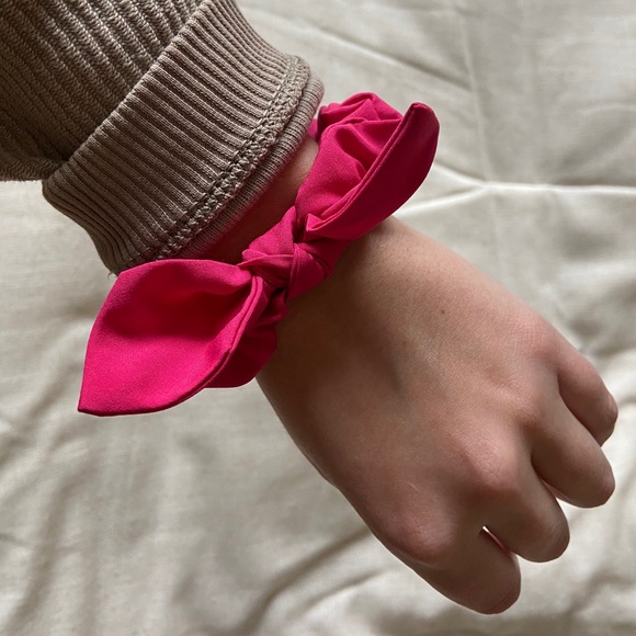 Fabletics The Scrunchy Hair Tie - Picture 2 of 5